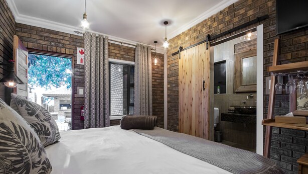 Rom – comfort, 1 kingsize-seng, ikke-røyk, eget bad | Minibar, safe på rommet, skrivebord og blendingsgardiner