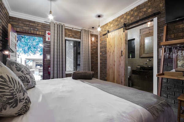 Minibar, caja de seguridad en la habitación y decoración personalizada