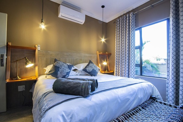 Comfort Room | Minibar, in-room safe, individually decorated, desk