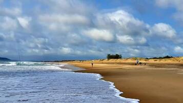 Perto da praia, areia branca
