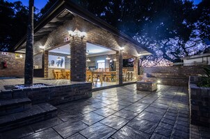 Daily continental breakfast (ZAR 250 per person)