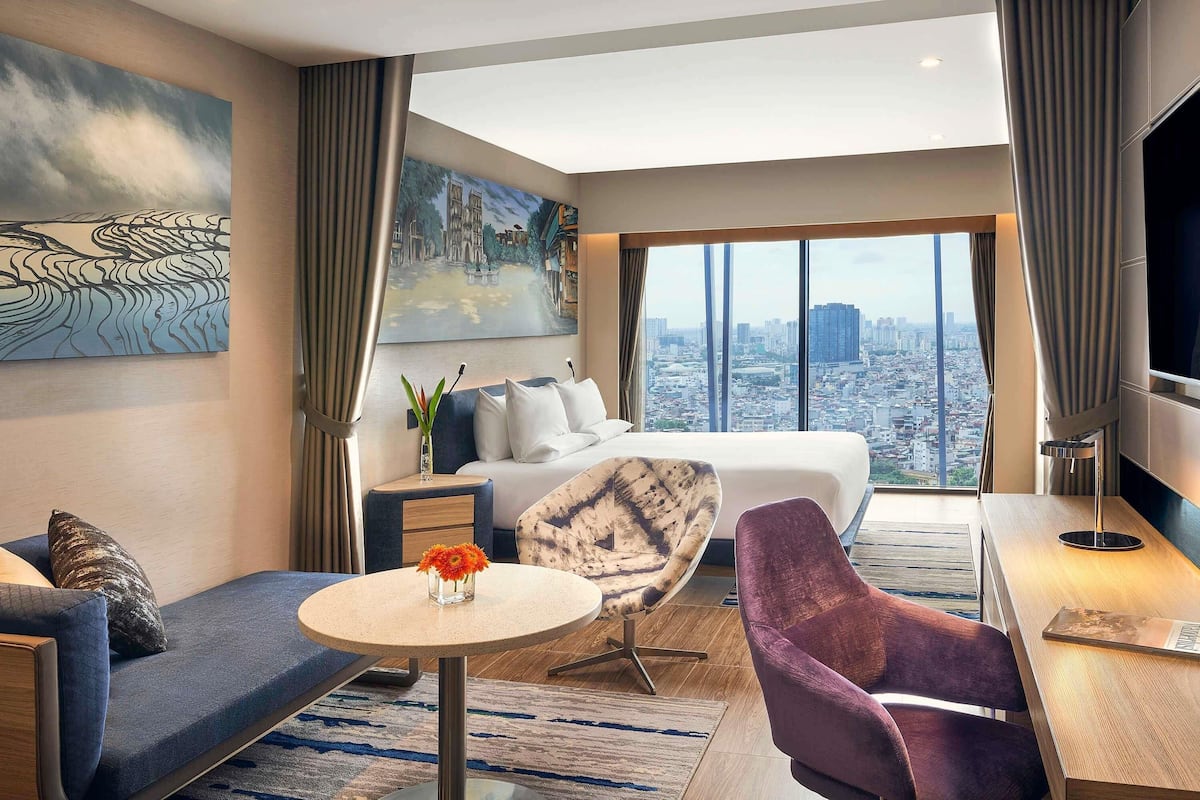 Deluxe Room, 1 King Bed, City View | Premium bedding, minibar, in-room safe, desk