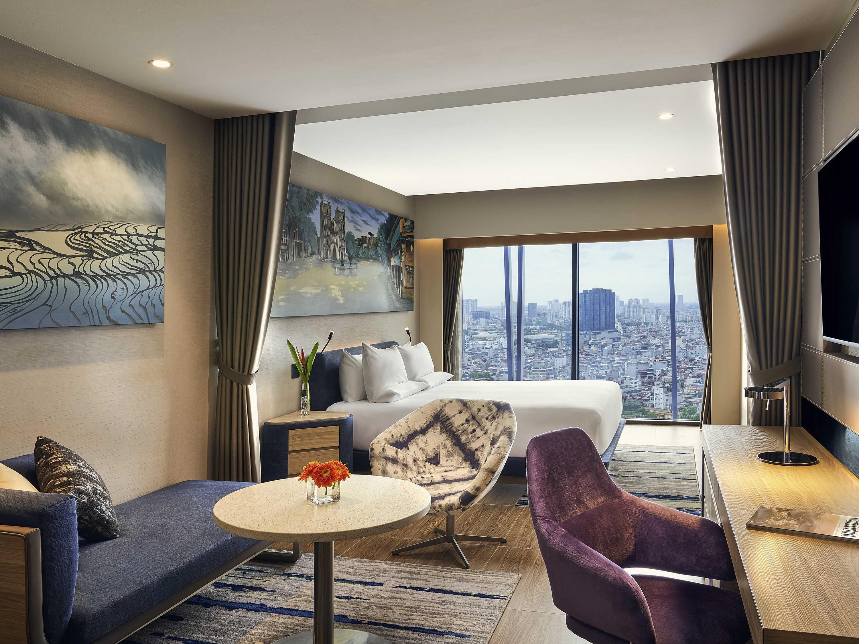 Deluxe Room, 1 King Bed, City View | Premium bedding, minibar, in-room safe, desk