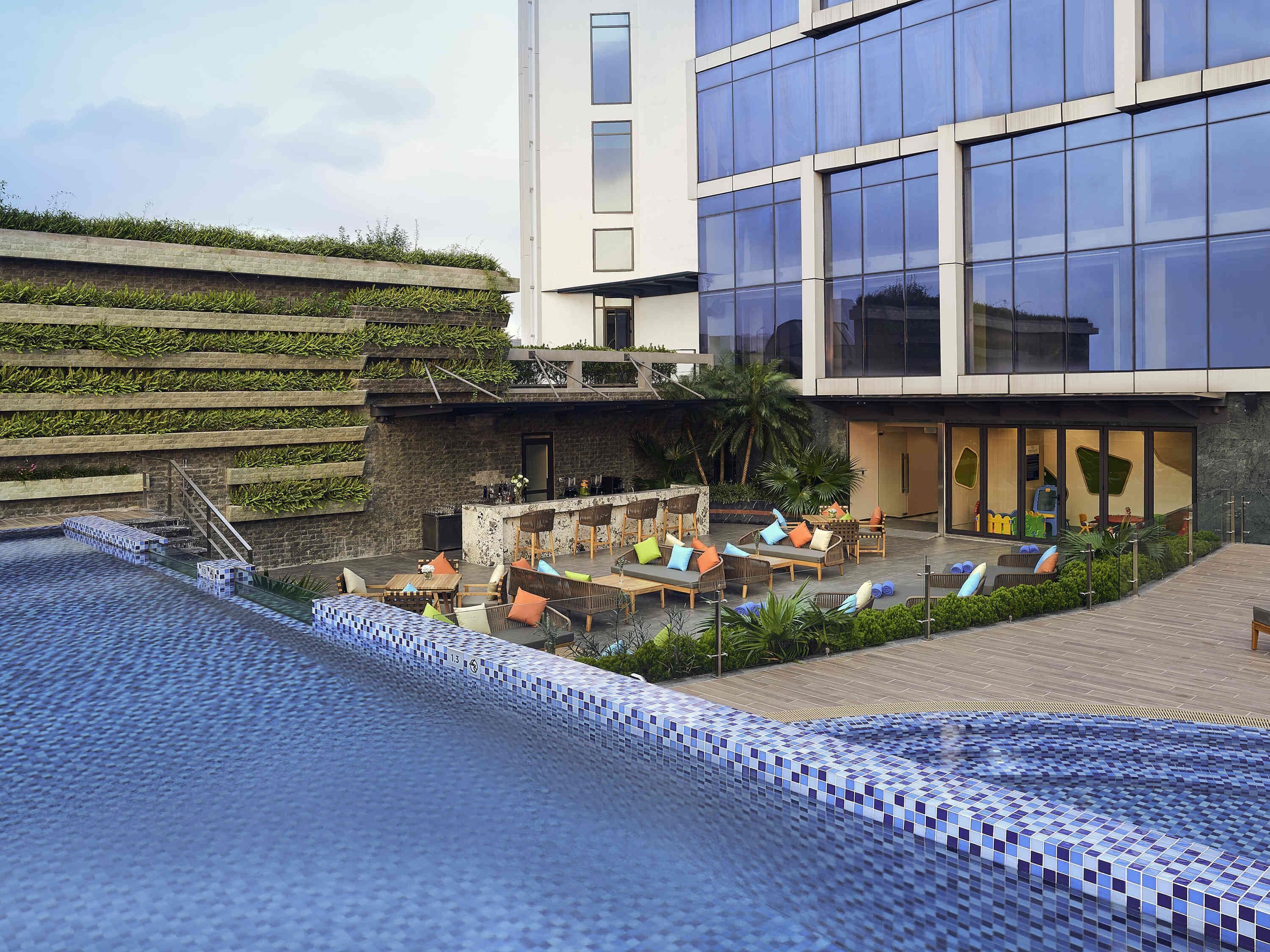 室外游泳池，06:00 至 22:00 开放，池畔遮阳伞，日光浴躺椅