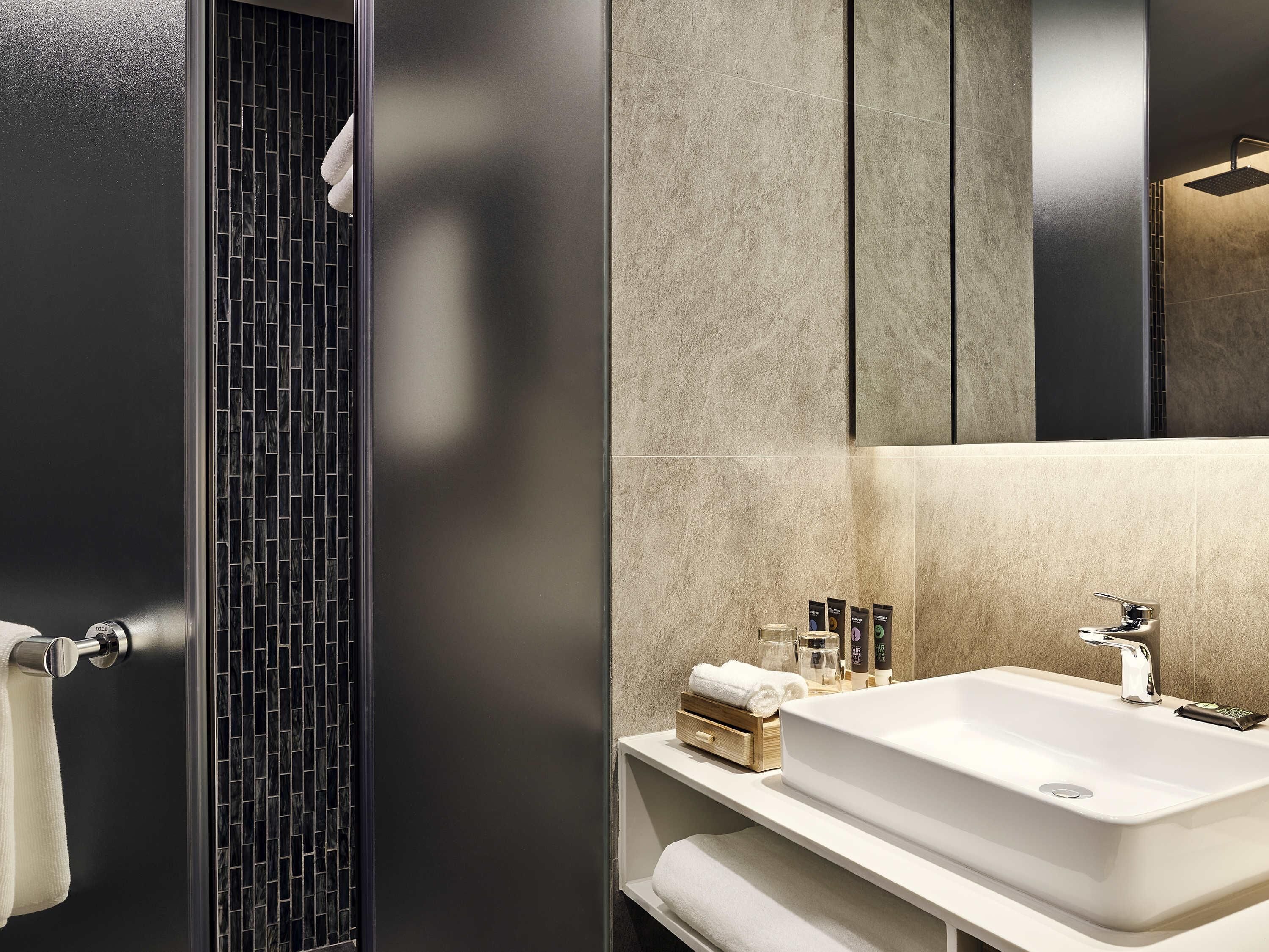 Allergikerbettwaren, Minibar, Zimmersafe, Schreibtisch