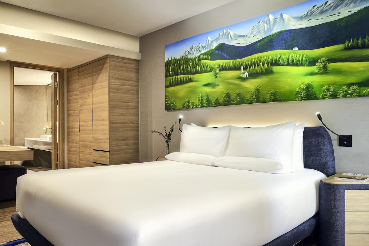 Executive Suite, 1 King Bed, Club Lounge Access, City View | Premium bedding, minibar, in-room safe, desk