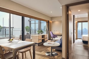 Executive-Apartment, 2 Schlafzimmer | Wohnbereich | 46-Zoll-LED-Fernseher mit Kabelempfang, Fernseher