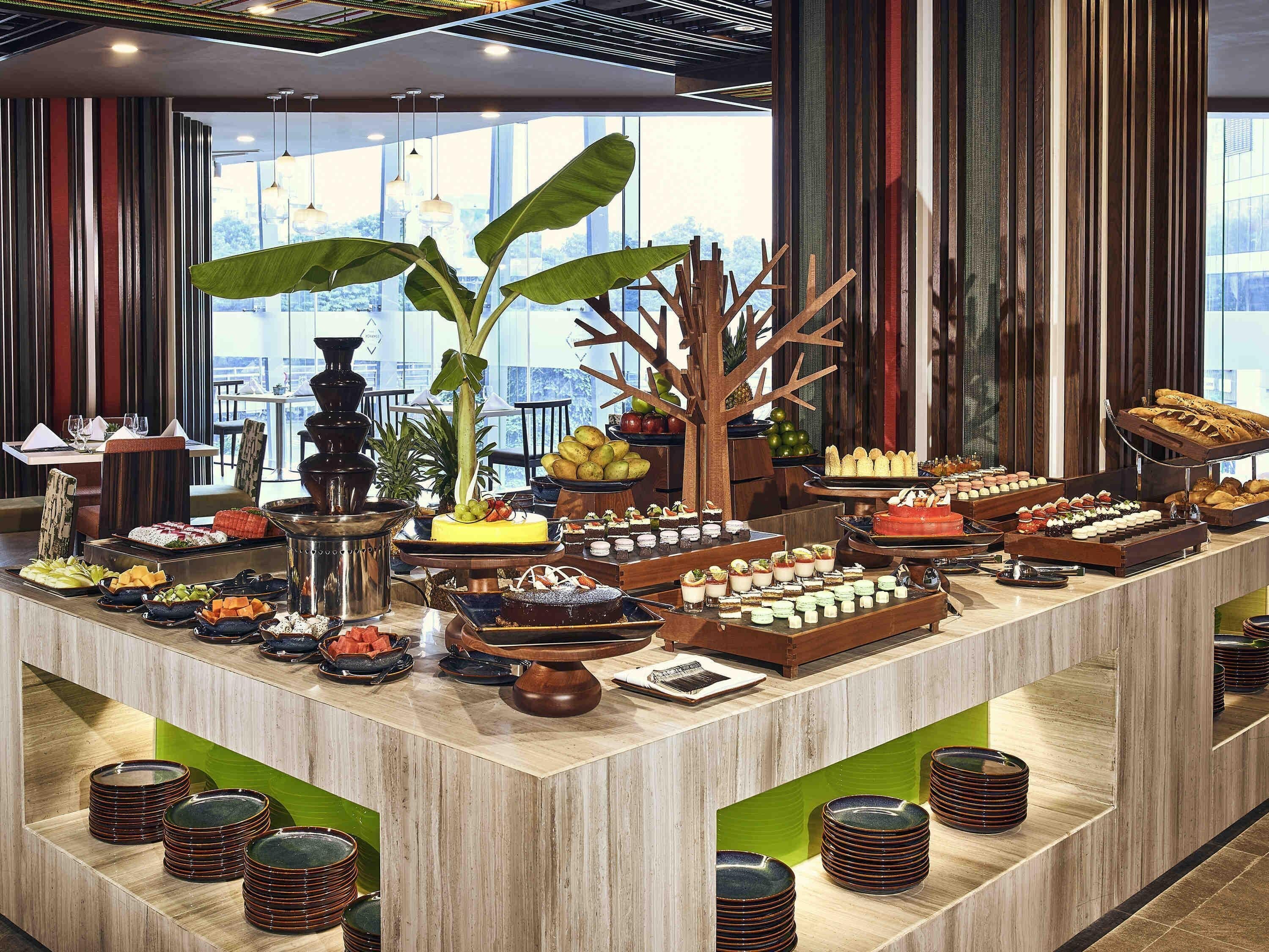 Se sirven desayunos, almuerzos y cenas; cocina local e internacional