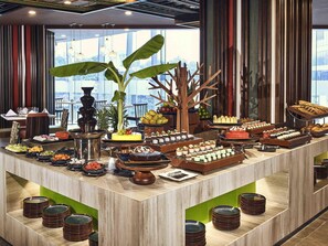 供应早餐、午餐和晚餐，本地与国际菜