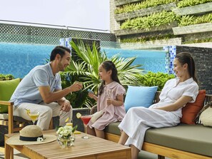 Alberca al aire libre, sombrillas en la alberca y camastros 