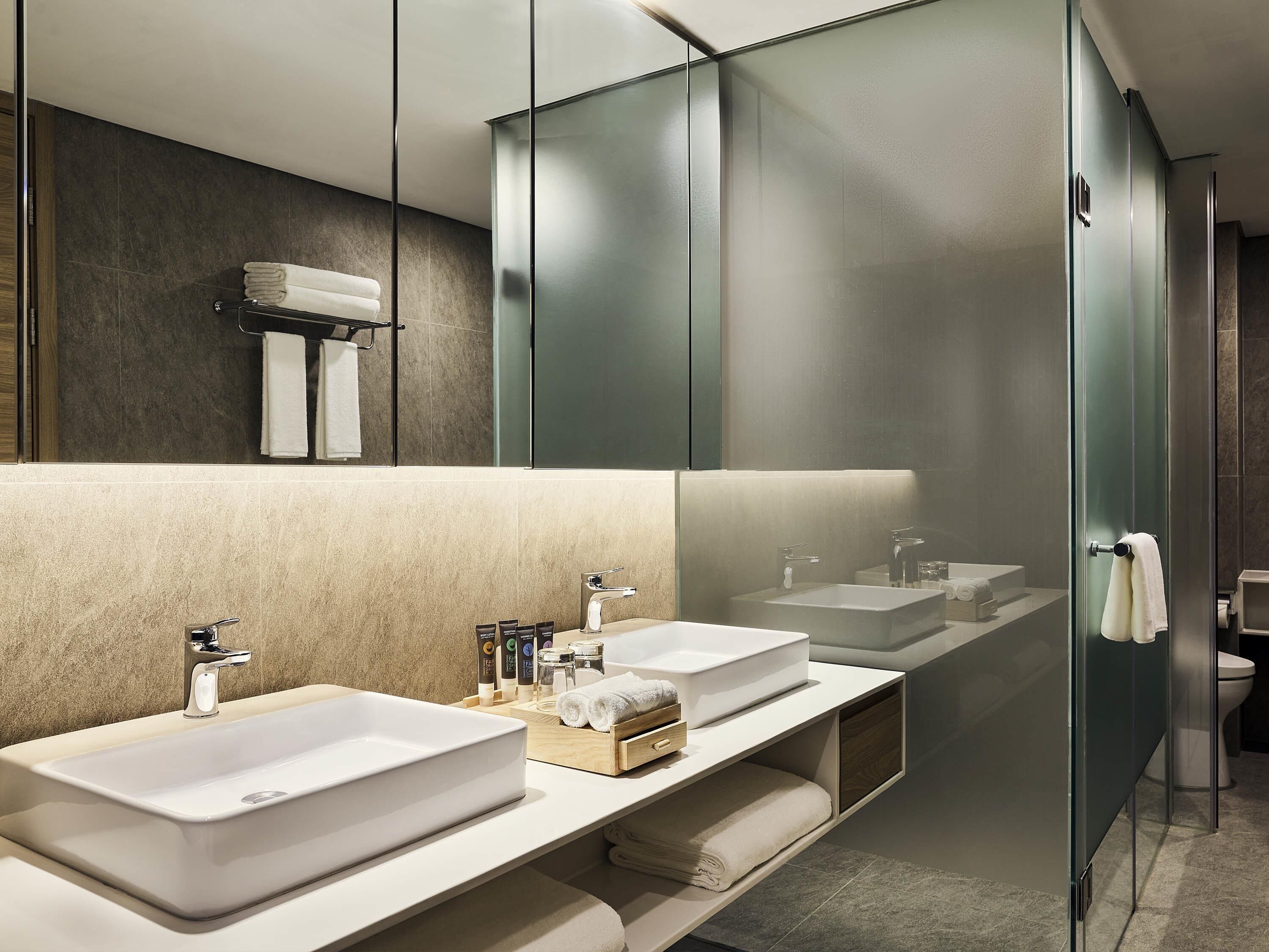 Hypo-allergenic bedding, minibar, in-room safe, desk