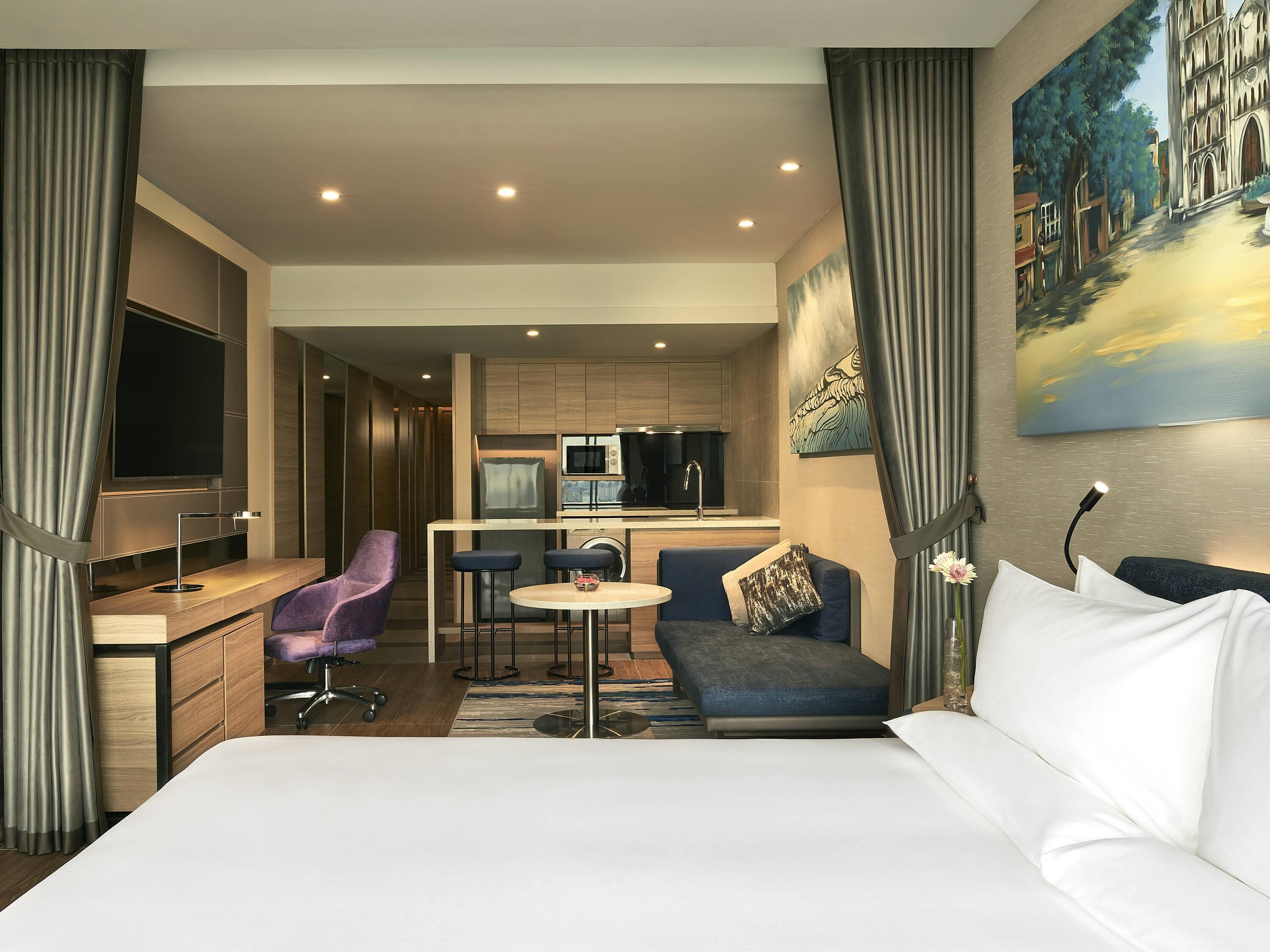 Hypo-allergenic bedding, minibar, in-room safe, desk