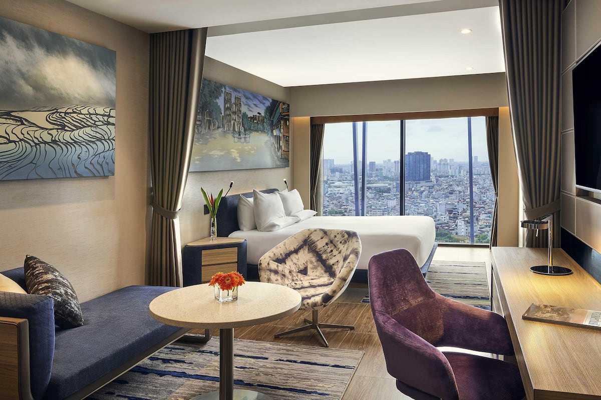 Deluxe-huone, 1 suuri parisänky, kaupunkinäköala | Allergiatestatut vuodevaatteet, minibaari, tallelokero huoneessa