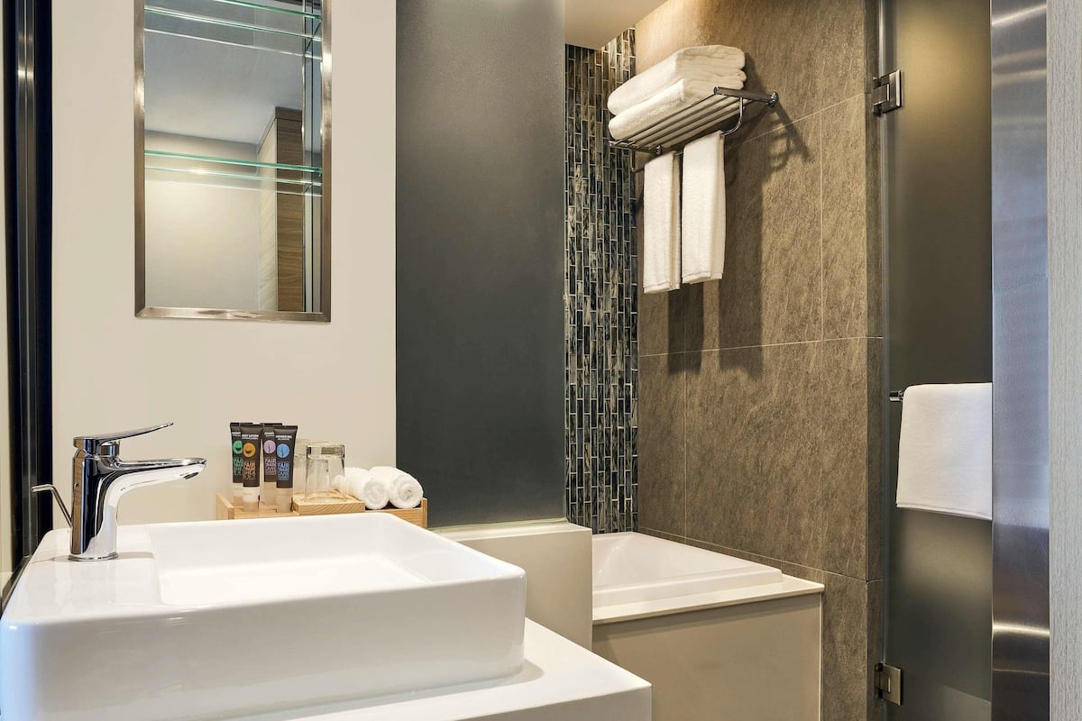 Superior Room, 2 Twin Beds, City View | Premium bedding, minibar, in-room safe, desk