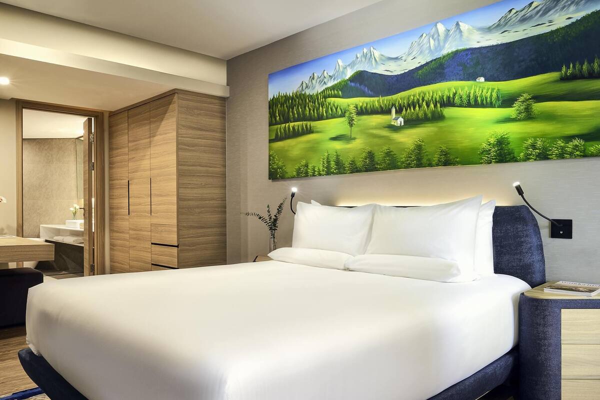 Executive Suite, 1 King Bed, Club Lounge Access, City View | Premium bedding, minibar, in-room safe, desk