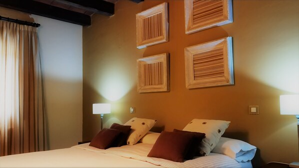 Premium bedding, down duvets, individually decorated - Alojamientos Estrella Rural (Braojos)