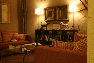 Un salón acogedor con dos sofás, una mesa de centro y una estantería.