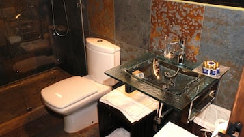 Duplex, 2 Bedrooms (Hercules) | Bathroom | Shower, rainfall showerhead, free toiletries, hair dryer