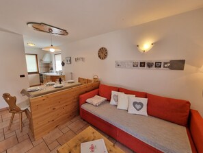 Appartement Romantique, 2 chambres, non-fumeur, vue montagne (Vajolet) | Coin séjour