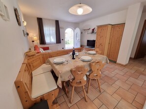 Appartement romantique, 2 chambres, non-fumeur, vue sur la montagne (Vajolet) | Cuisine privée | Réfrigérateur grande capacité avec congélateur, four à micro-ondes