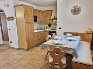 Traditional-Apartment, 2 Schlafzimmer, Kühlschrank und Mikrowelle, Bergblick (Rosengarten) | Eigene Küche | Großer Kühlschrank, Mikrowelle, Ofen, Herdplatte