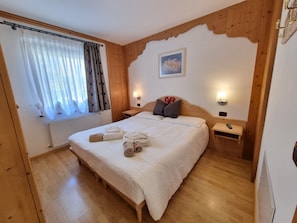 Appartamento Romantico, 2 camere da letto, non fumatori, vista montagna (Vajolet) | 2 camere, copriletto in piuma, una cassaforte in camera, tende oscuranti