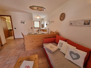 Appartamento Romantico, 2 camere da letto, non fumatori, vista montagna (Vajolet) | Area soggiorno | TV LCD, lettore DVD