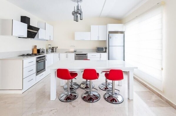 Apartment, 3 Bedrooms | Private kitchenette