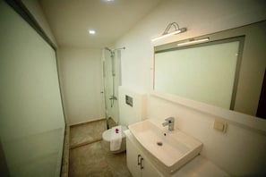 Apartment, 3 Bedrooms | Bathroom