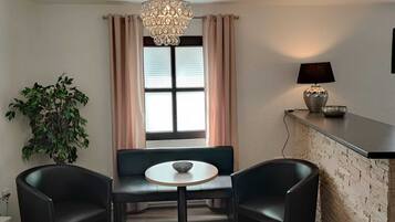 Quadruple Room, Ensuite (Zimmer 21) | Food and drink