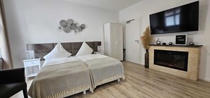 Habitación cuádruple superior, baño privado | Servicio de la habitación