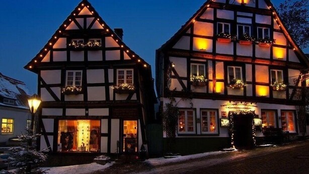 A traditional half-timbered building with a shop on the ground floor and a restaurant on the upper floor. - Hotelbetriebe Güldenhaupt Gmbh (Arnsberg)