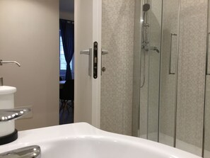 Triple Room, Ensuite, City View | Bathroom - Le Fate Suites (Rome)