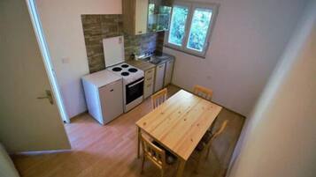 Køleskab, ovn, kogeplade, køkkentøj/tallerkener/redskaber