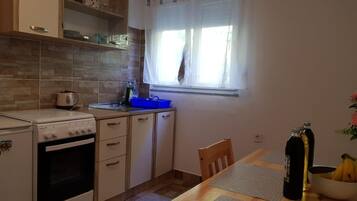 Frigorifero, forno, piano cottura, pentole/stoviglie/utensili