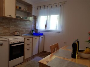 Frigorifero, forno, piano cottura, pentole/stoviglie/utensili