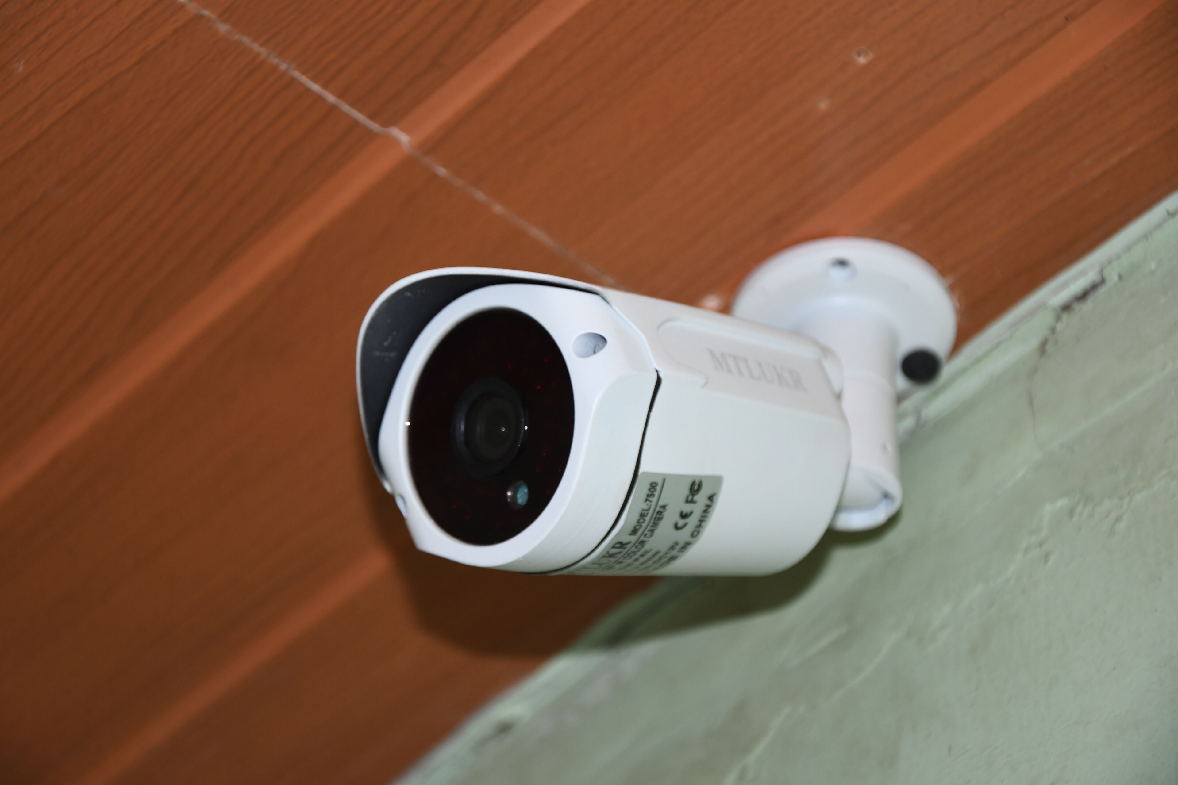 Una cámara de seguridad fijada en una pared.