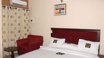 Schreibtisch, laptopgeeigneter Arbeitsplatz, Verdunkelungsvorhänge