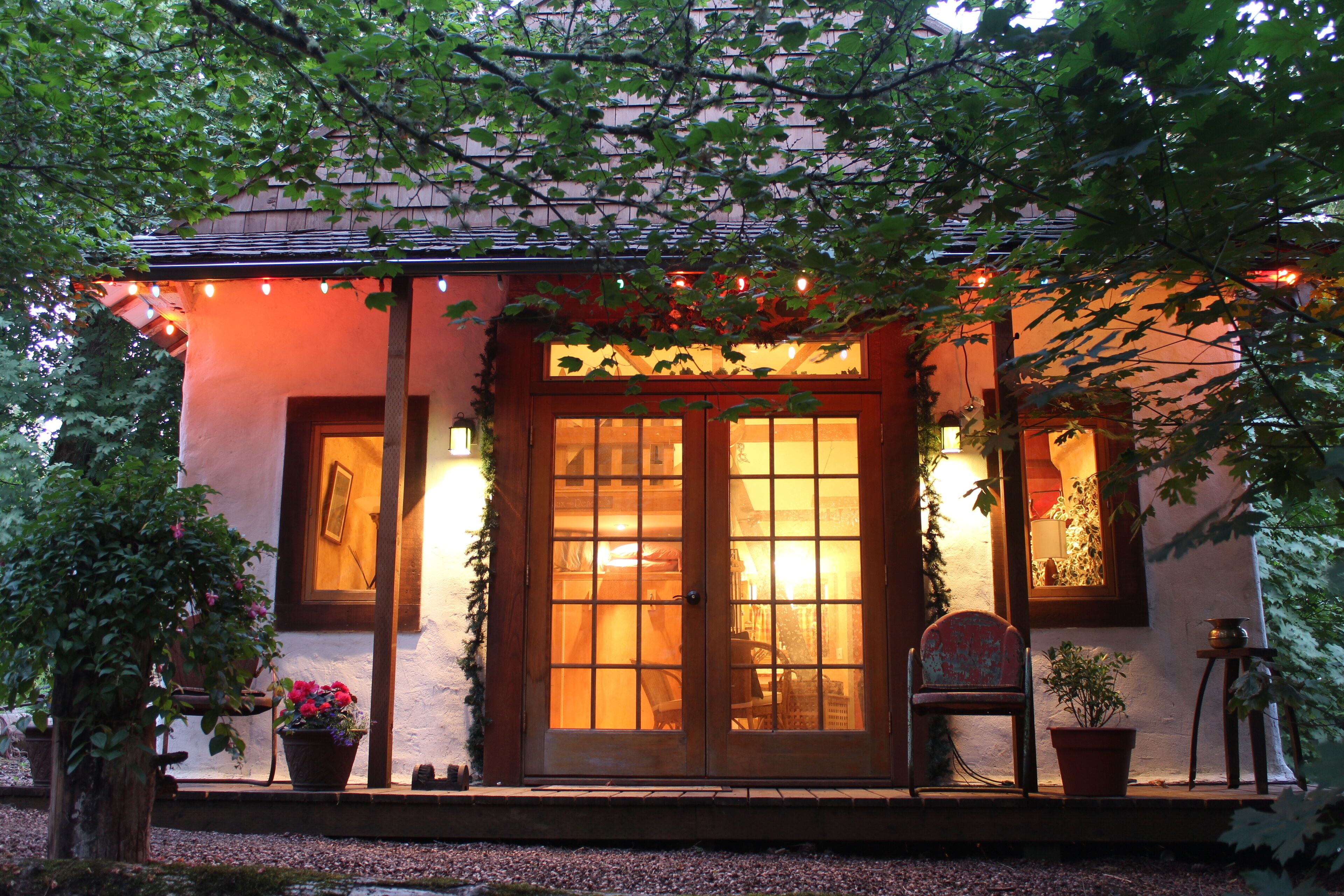 Charming cozy cottage secluded in private woods in great close in location.