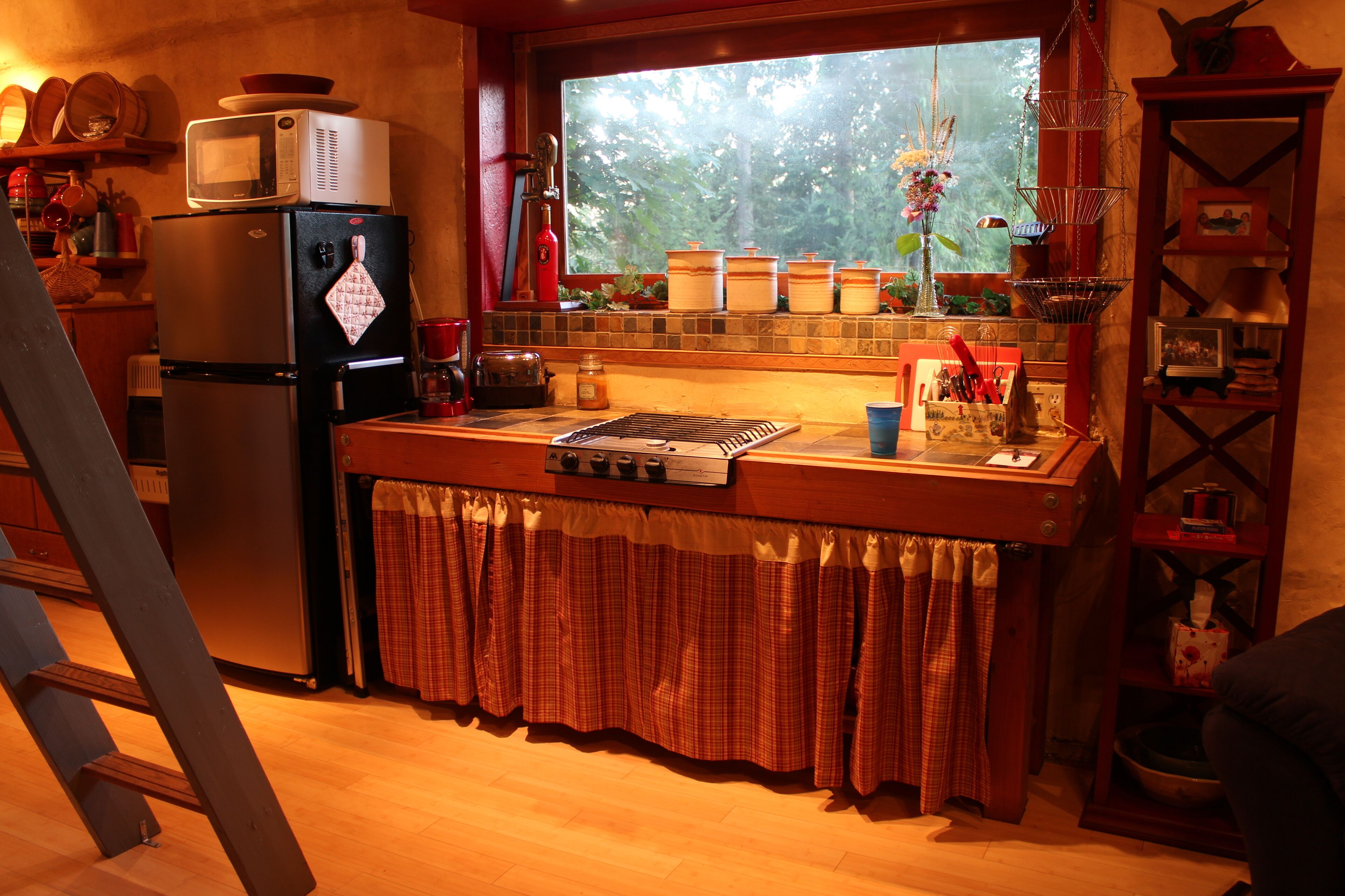 Charming cozy cottage secluded in private woods in great close in location.