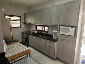 Een koelkast, een oven, een kookplaat, een blender