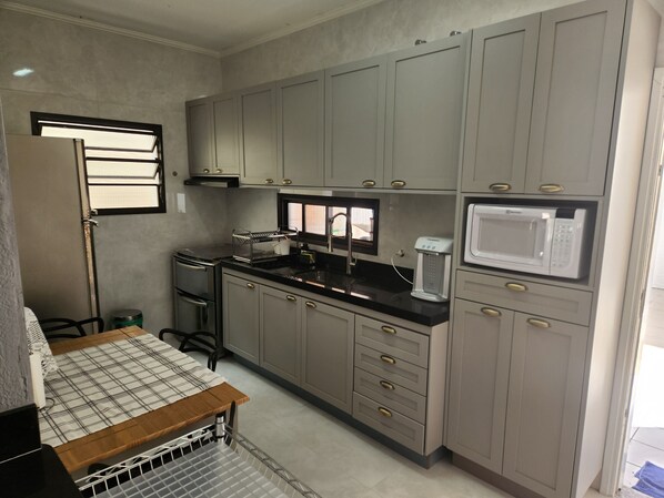 Fridge, oven, stovetop, blender