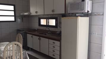 Frigorifero, forno, piano cottura, frullatore