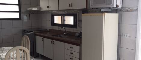 Réfrigérateur, four, plaque de cuisson, blender