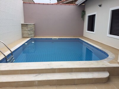 3 bedrooms + ensuite + guest bathroom + pool + barbecue + 50 meters from the beach