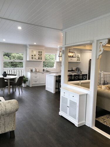 Bird Song Valley is just 1klm from the heart of the beautiful town of Montville 