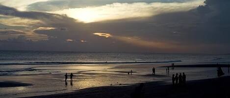 Playa en los alrededores, camastros y toallas de playa