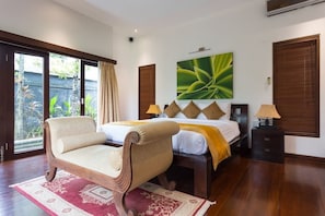 4 bedrooms, in-room safe, desk, iron/ironing board