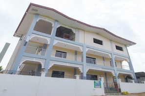 Vista frontal de la propiedad