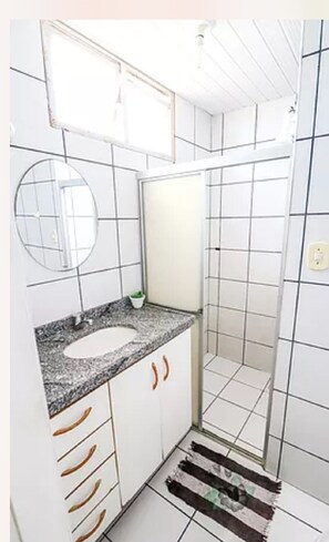 Kühlschrank, Mikrowelle, Herdplatte, Wasserkocher mit Kaffee-/Teezubehör